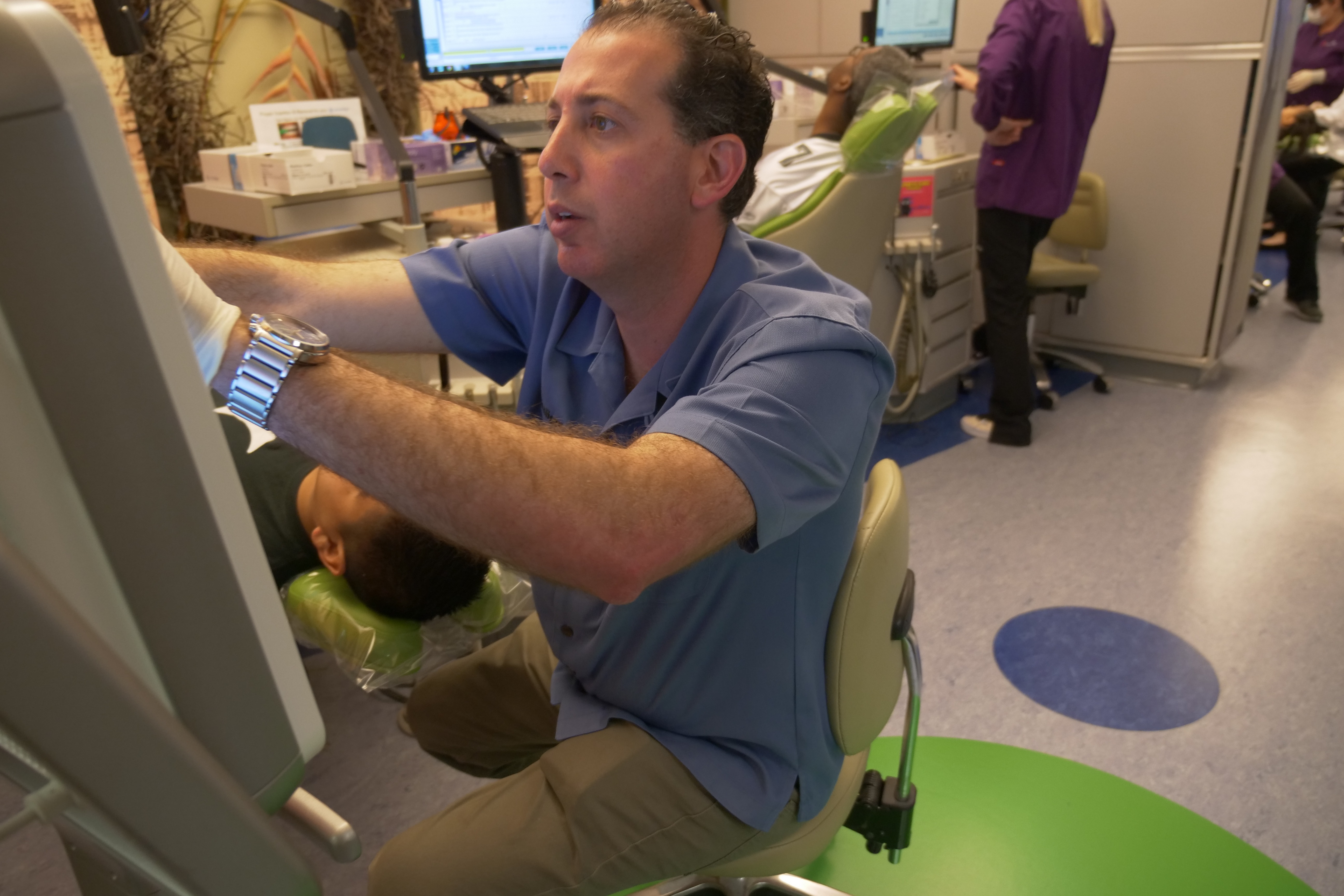 Dr. Brodsky looking at a scan of teeth